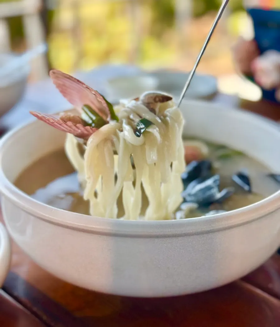 해물칼국수 면을 건져 올린 모습