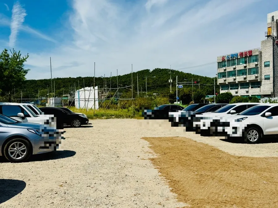 Haesanggung's spacious parking lot and building exterior