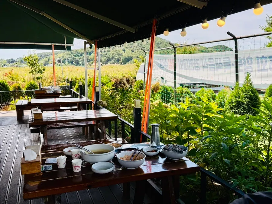 Outdoor tables set beside the garden at Haesanggung