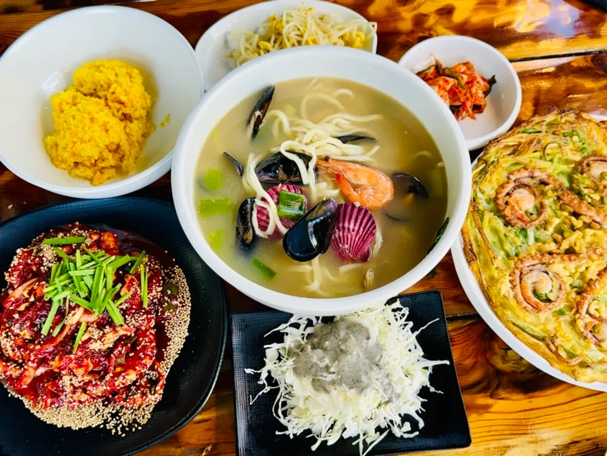 Full spread of the Haesanggung set for two