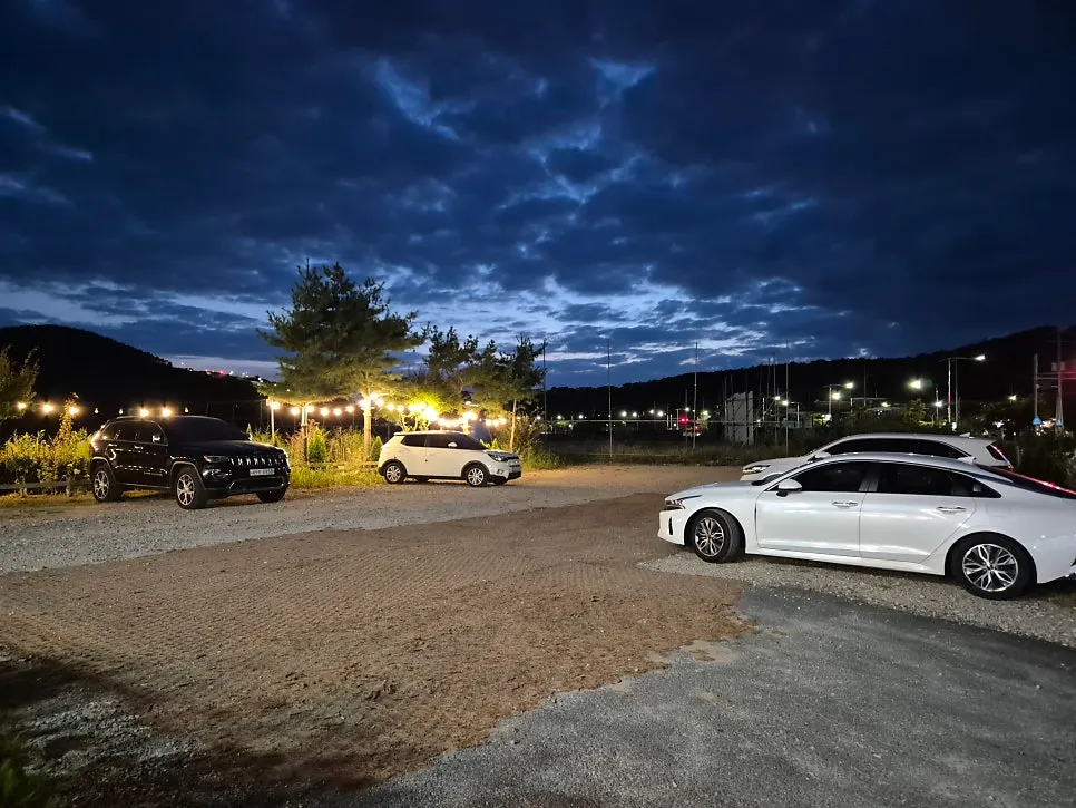 Cars parked in Haesanggung's lot in the evening