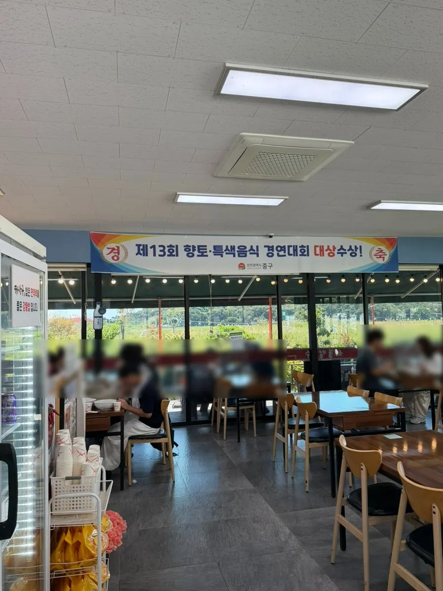 해상궁 야외 공간과 꽃이 핀 마당
