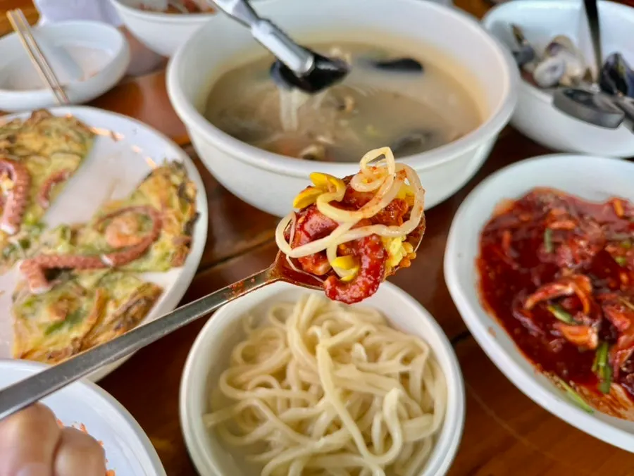 강황밥에 올린 낙지볶음