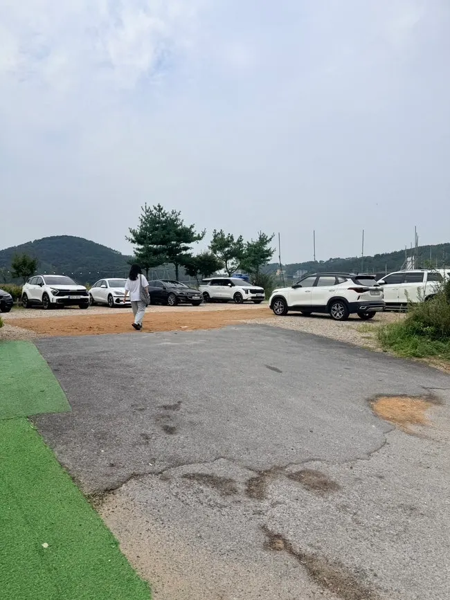 해상궁 입구와 주차 공간