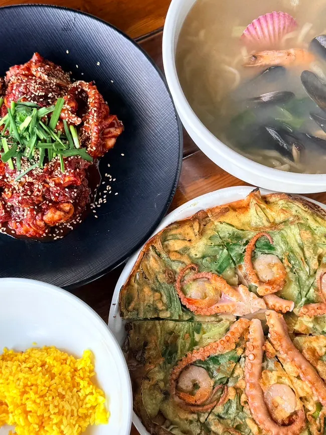 낙지볶음과 해물칼국수, 낙지파전이 놓인 상