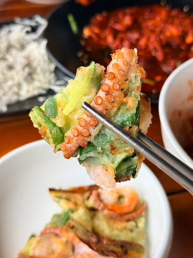 바삭하게 익은 낙지파전 클로즈업