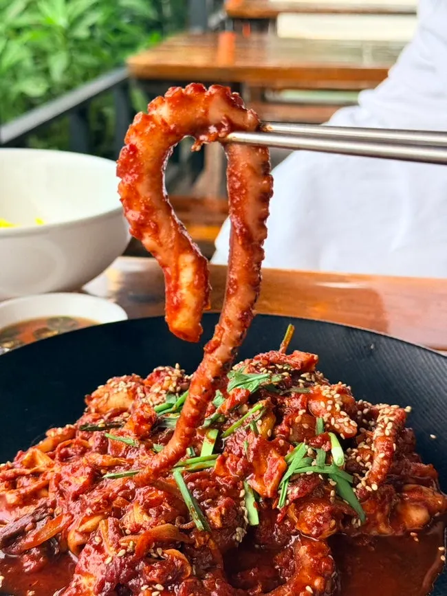 양념이 묻은 낙지 한 점