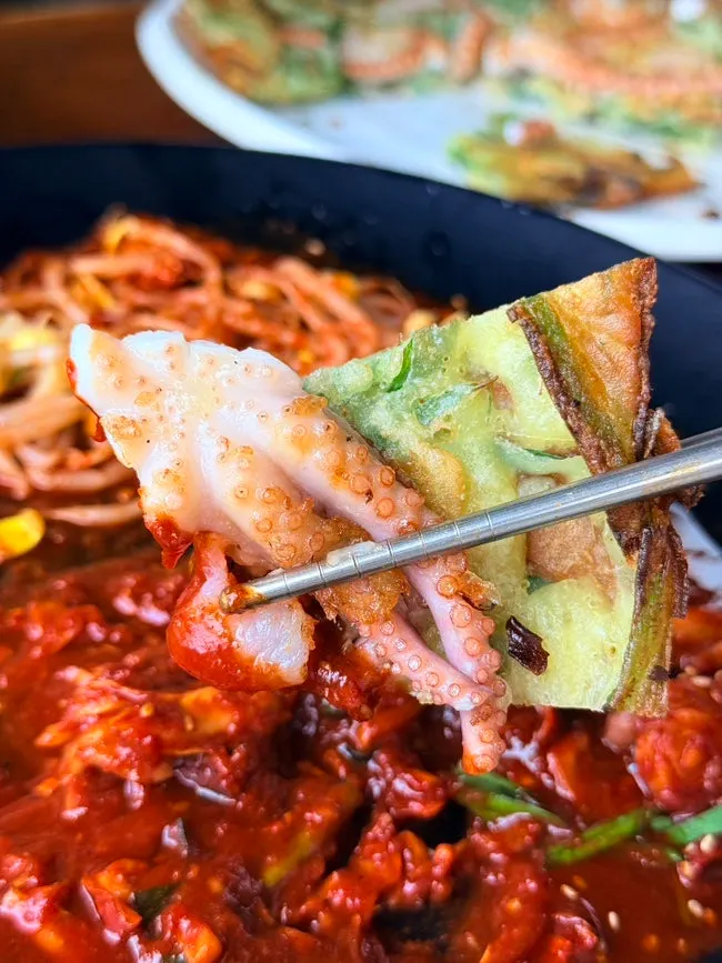 낙지파전을 양념장에 묻히는 모습