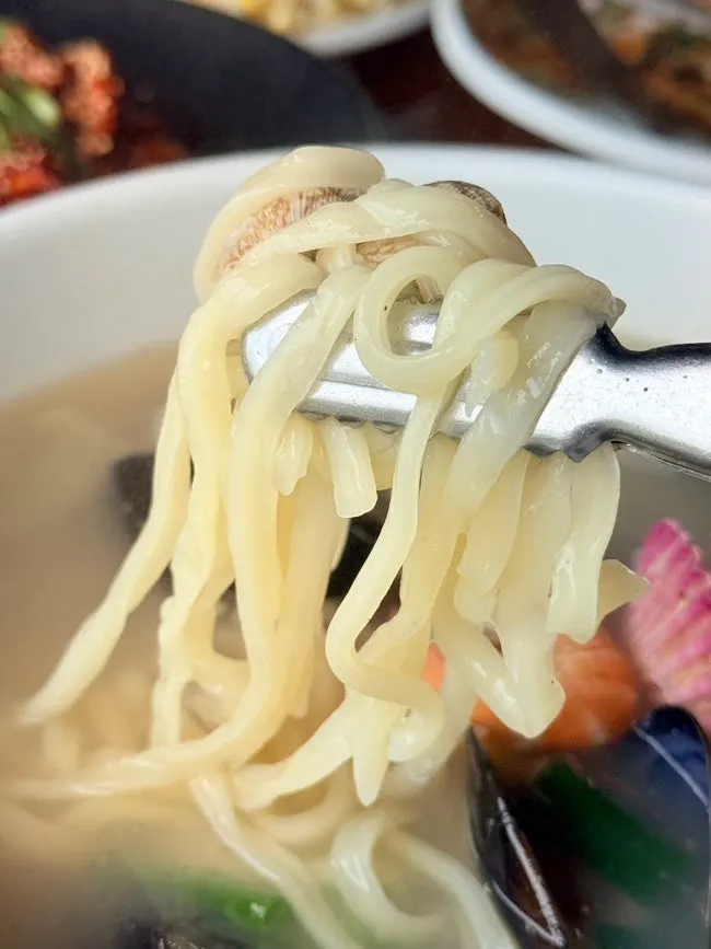 쫄깃한 칼국수 면을 들어 올린 모습