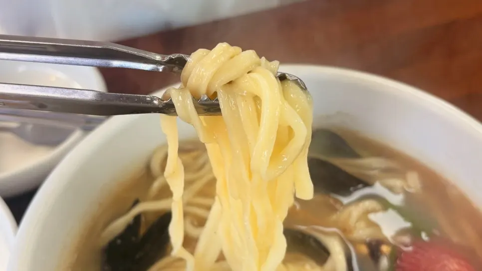 큰 대접에 담긴 해물칼국수