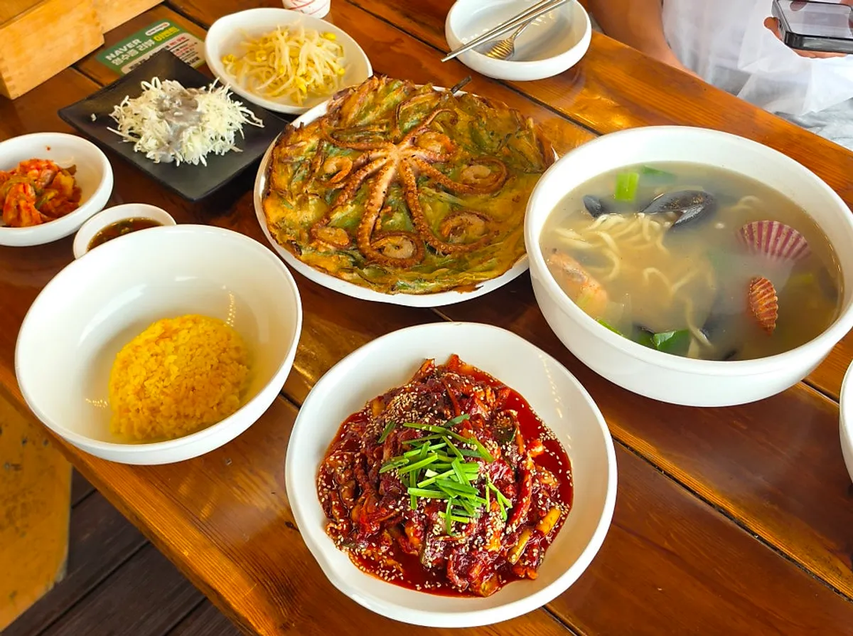 Full spread of the Haesanggung set for two