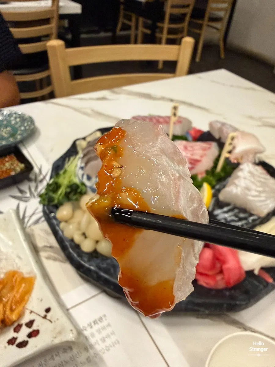 Sekeping hoe matang dicelup ringan dalam kicap