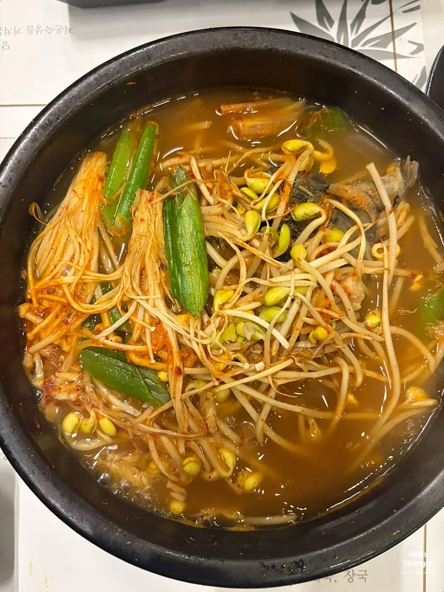 Gambar dekat pinggan yukhoe tangtangi