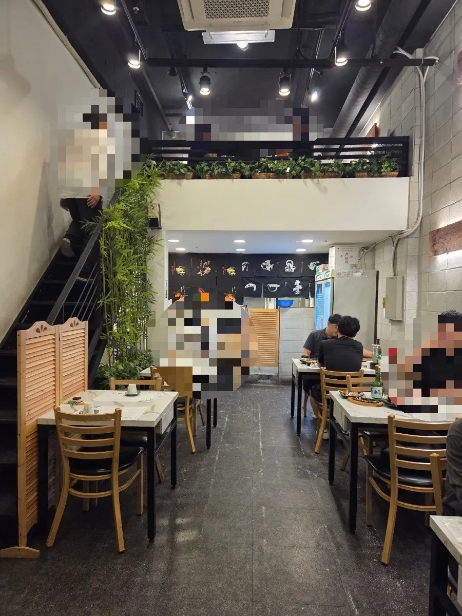 Fish tank and entrance in front of Haeseon