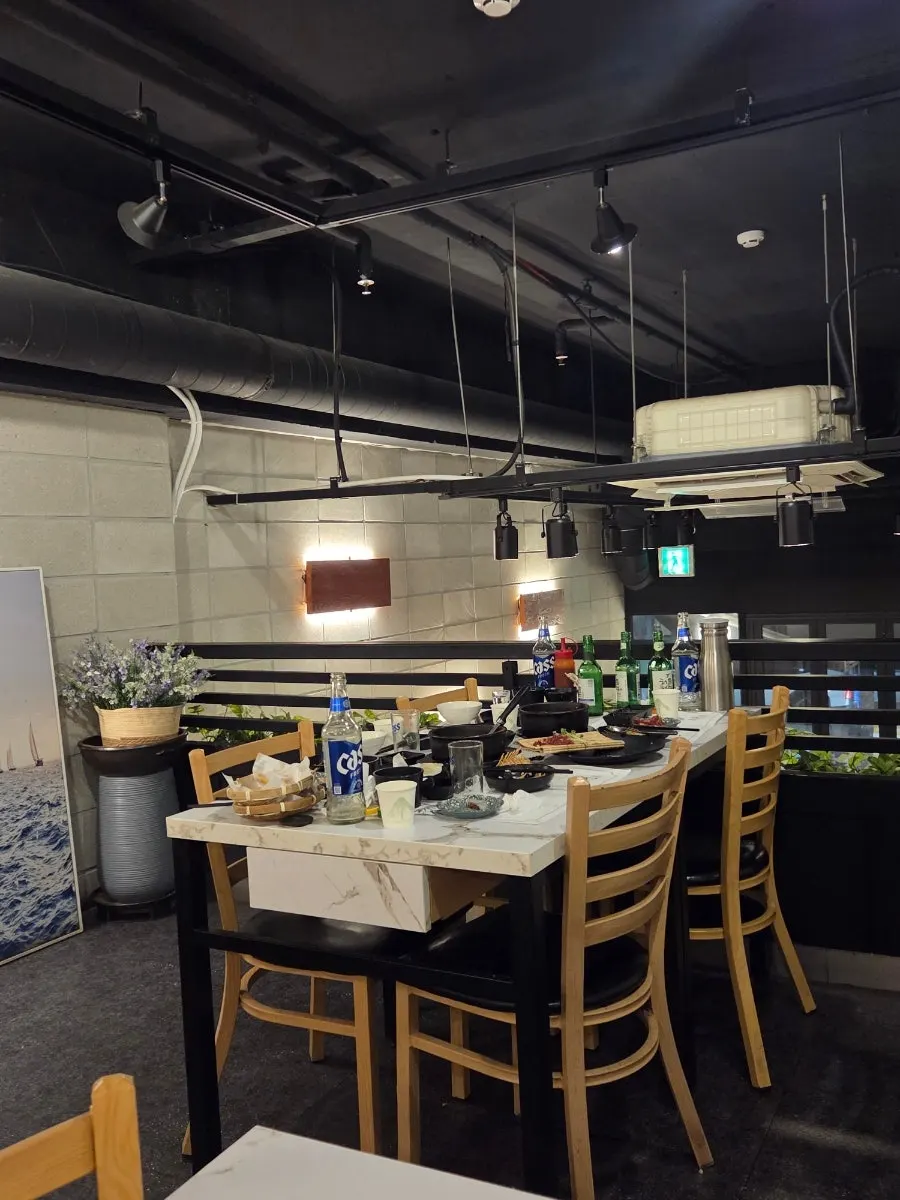 Four-person table seating on Haeseon's second floor