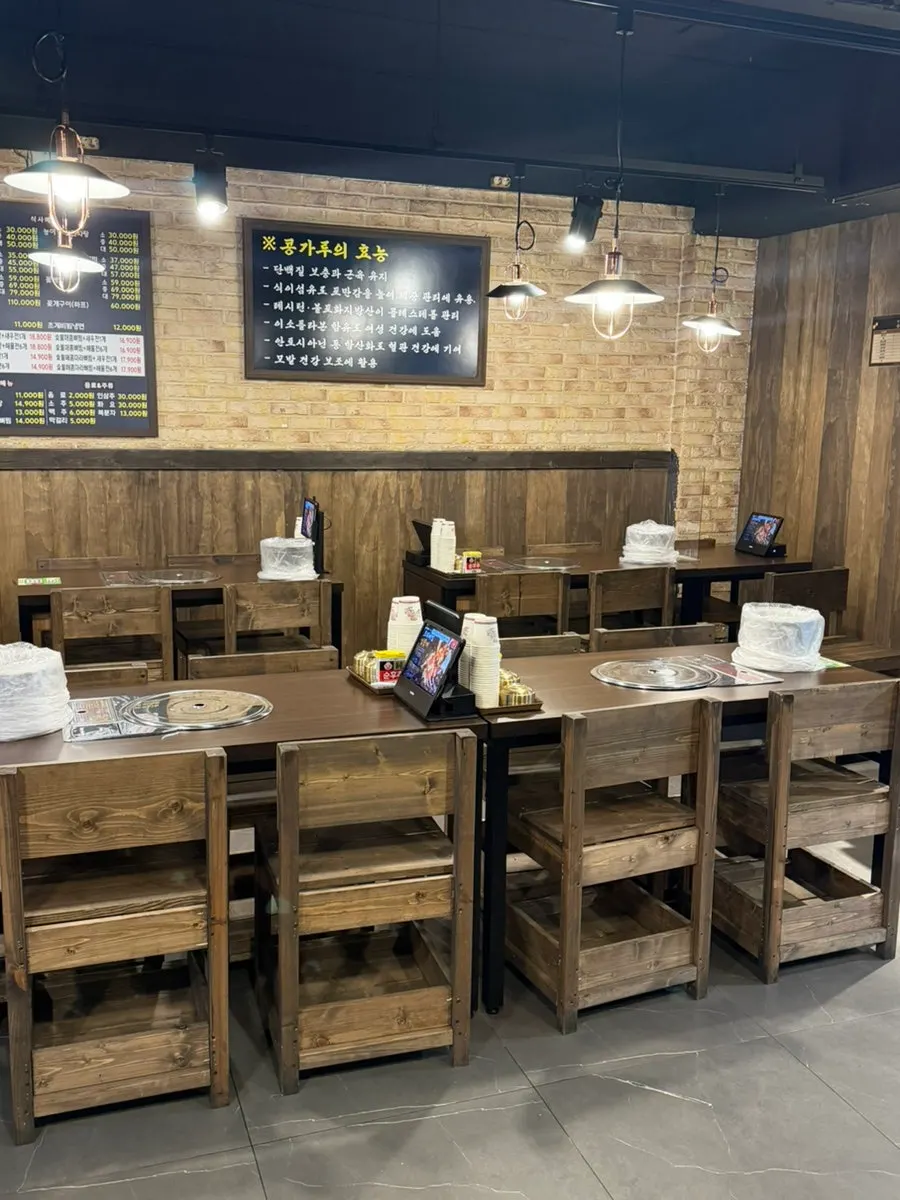 Wood-toned interior of Haeseonok Seolleung Branch