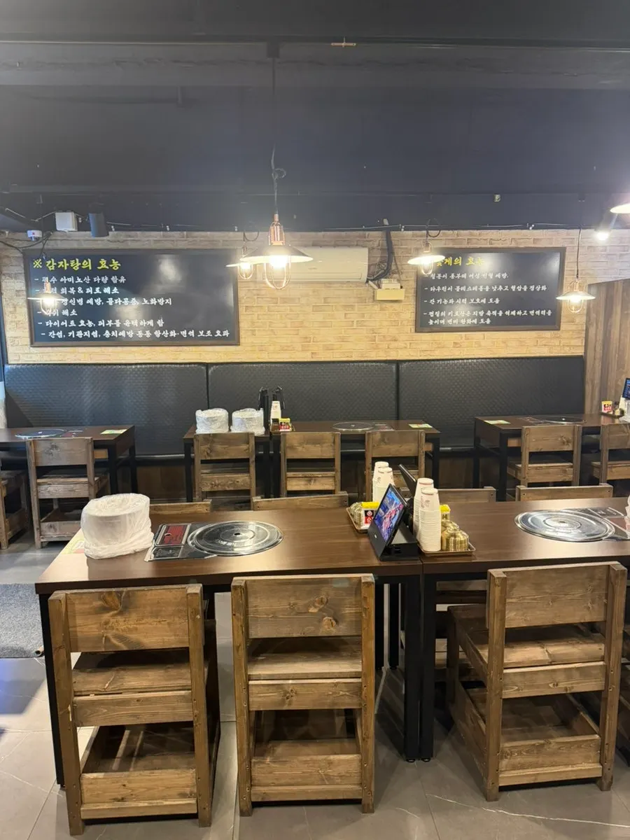 Dining hall seating with 4-person tables at Haeseonok Seolleung Branch