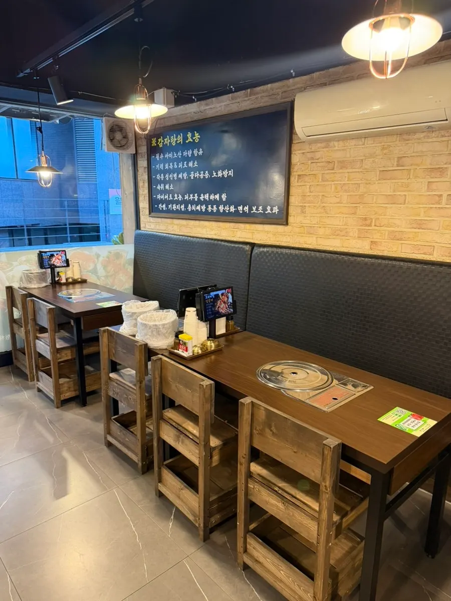 Widely spaced table seating at Haeseonok Seolleung Branch