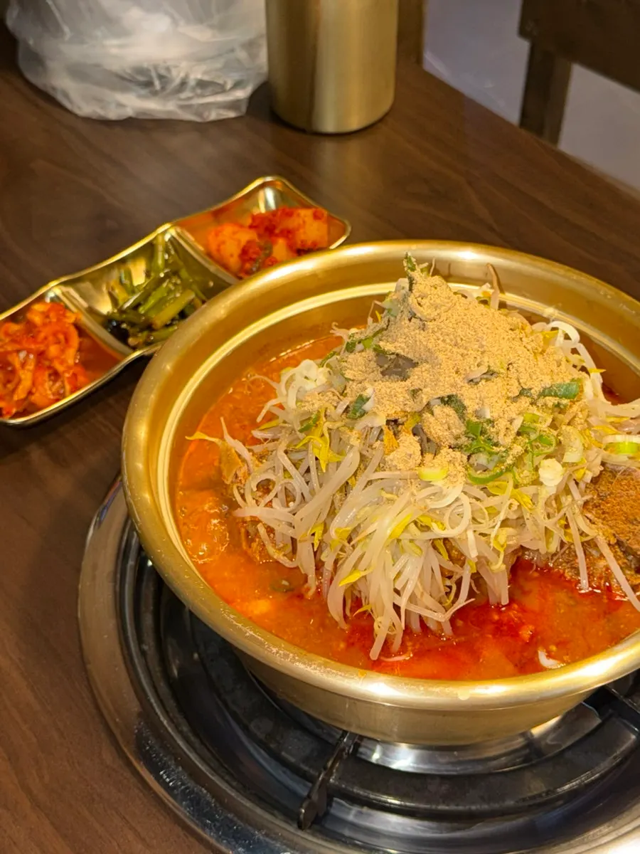 Small gamjatang topped with bean sprouts and perilla powder
