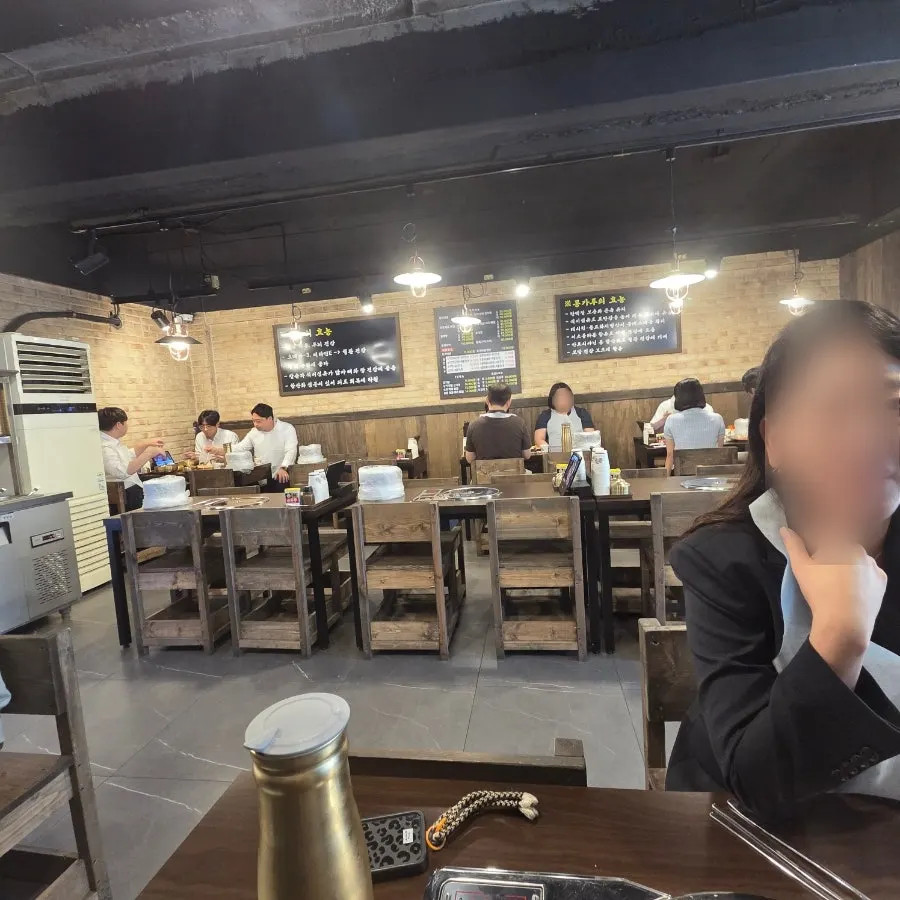 모던한 조명의 해선옥 선릉점 내부
