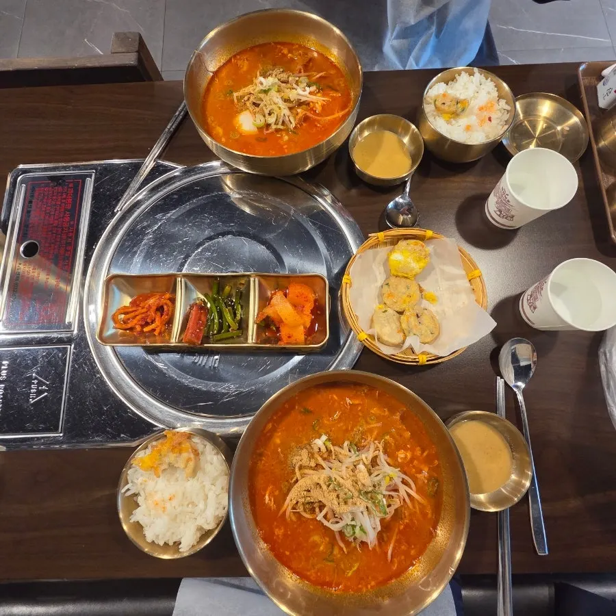 2인이 주문한 순살감자탕과 전 세트 상차림