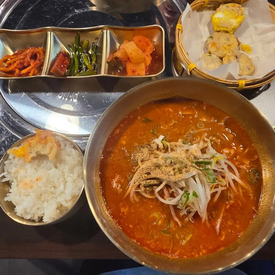 끓고 있는 해선옥 순살감자탕