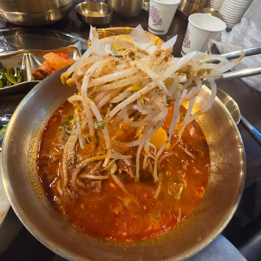 밥 위에 올린 순살감자탕 고기와 우거지
