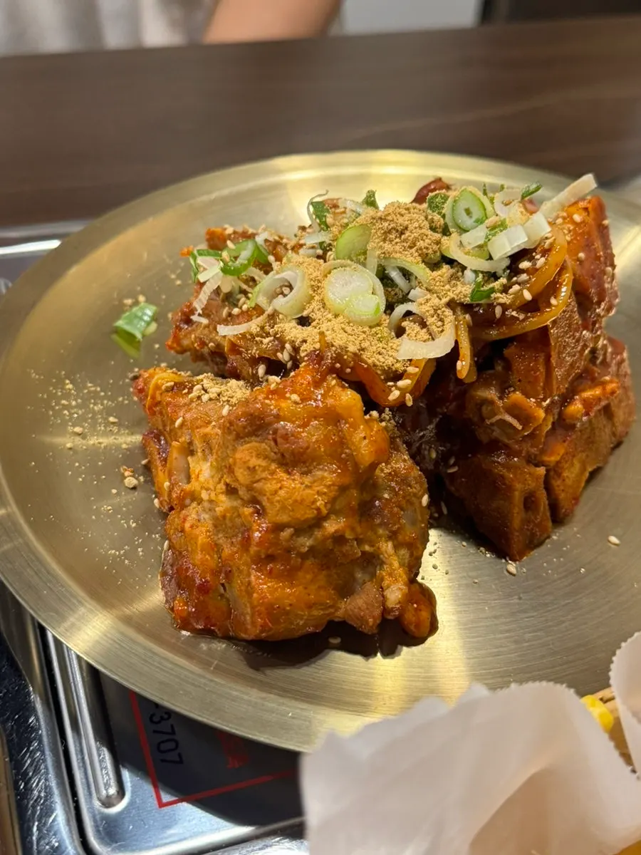 매콤한 양념의 숯불매콤뼈찜과 새우전