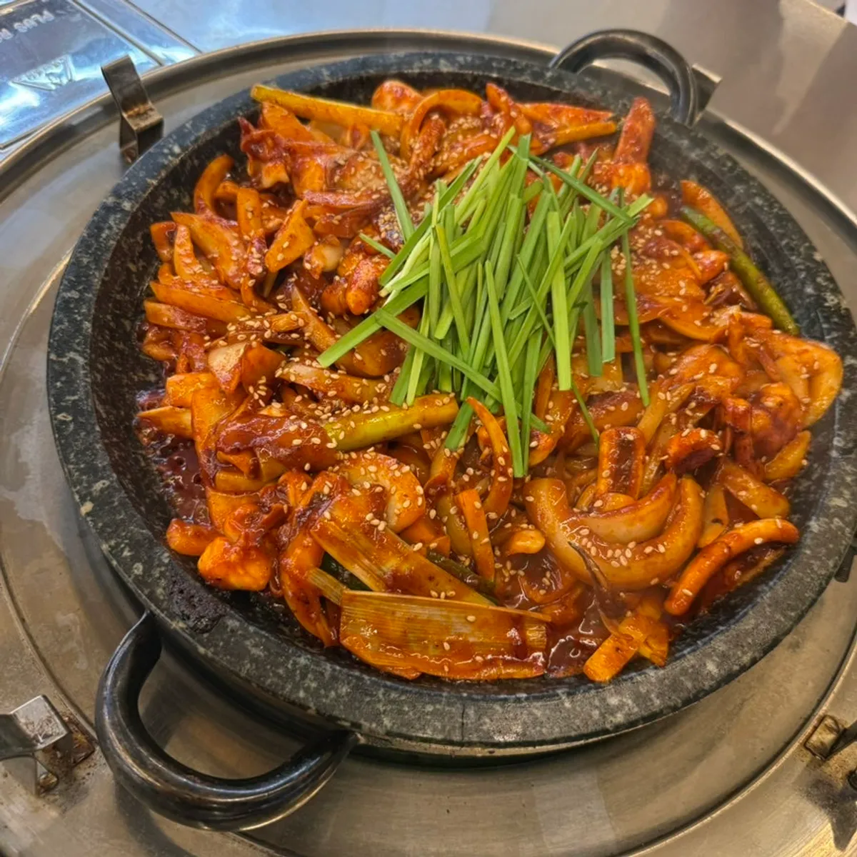 부추가 듬뿍 올라간 돌판오징어 2인분