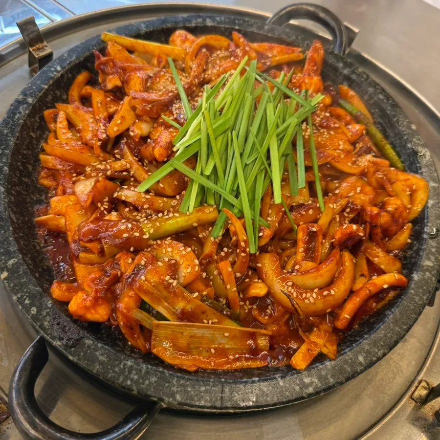 양념이 밴 큼직한 오징어와 채소