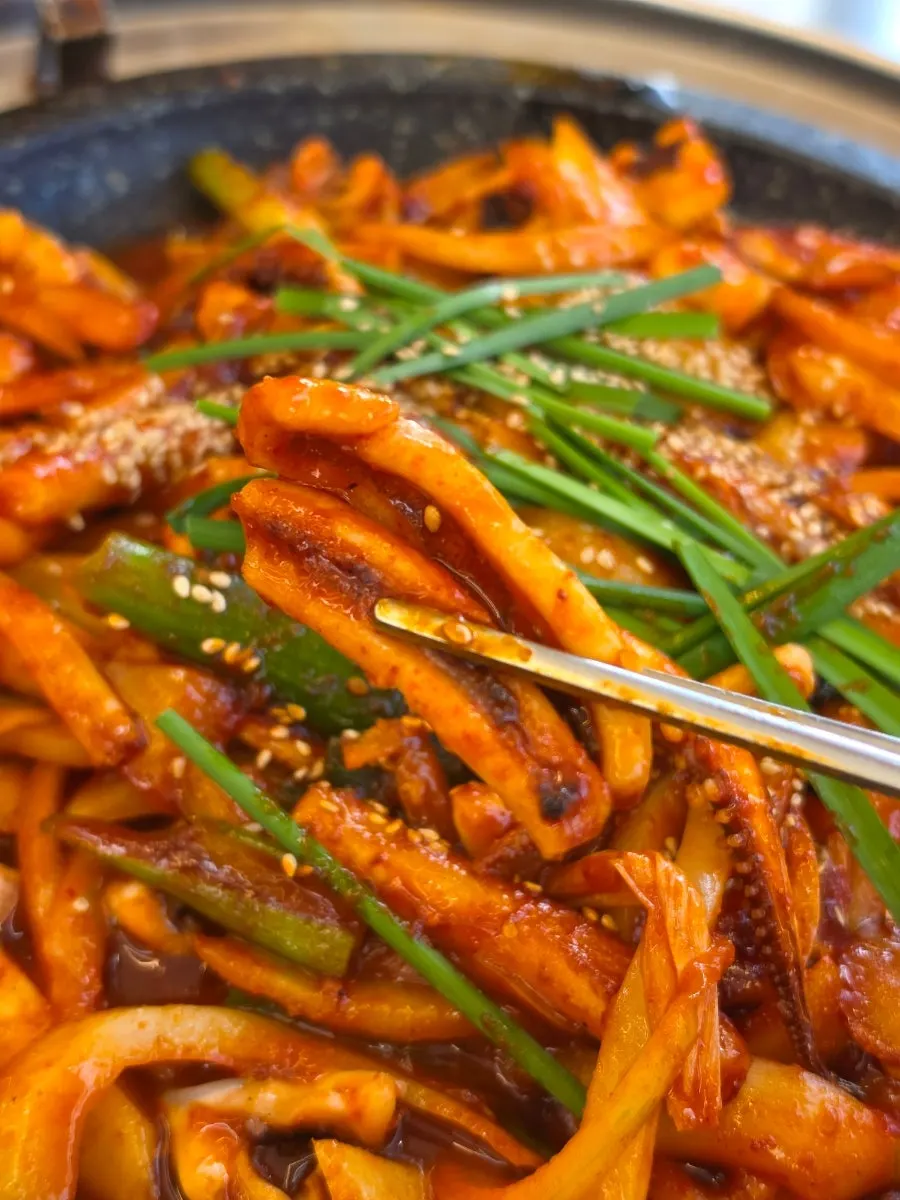 Close-up of hot-plate squid piled high with squid pieces