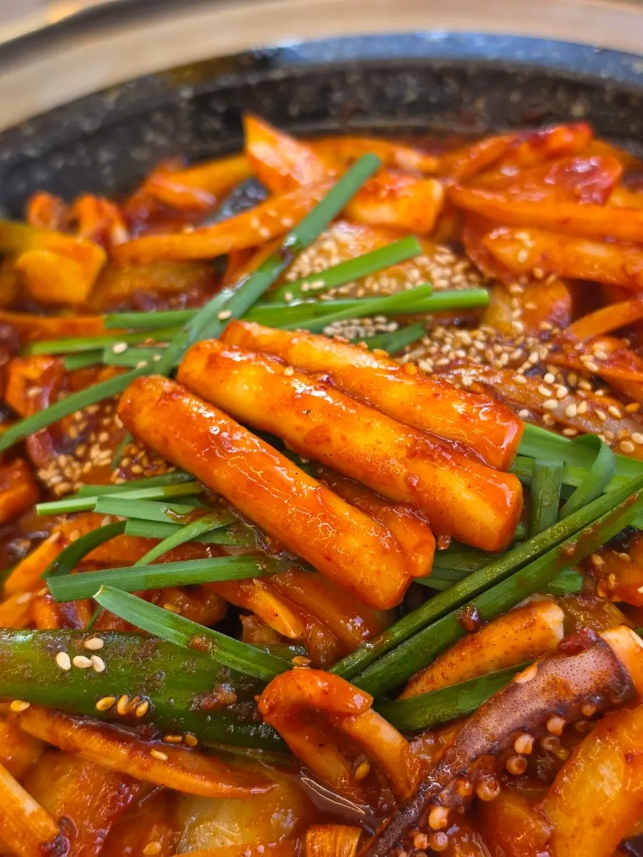 Hot-plate squid stir-fried together with onion and rice cake