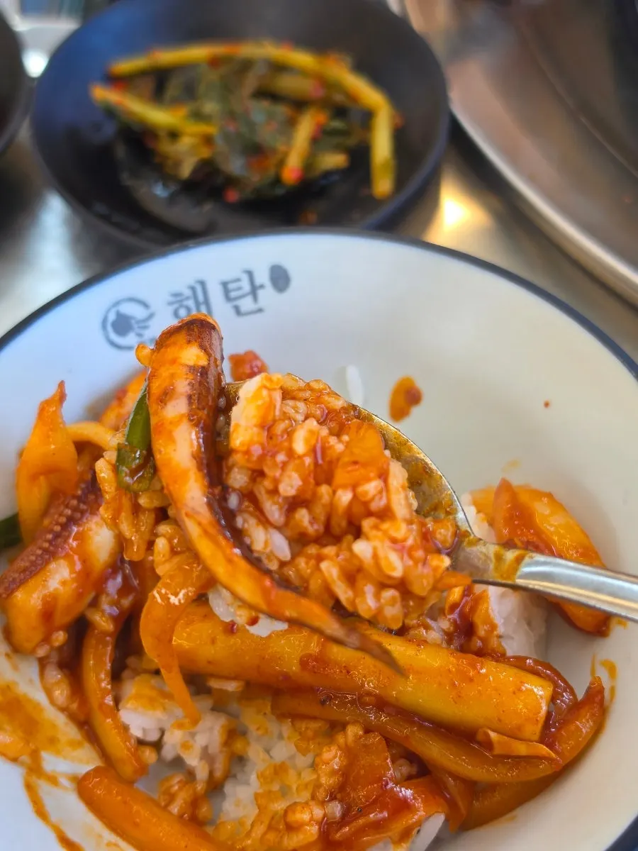 Hot-plate squid stir-fry piled over white rice