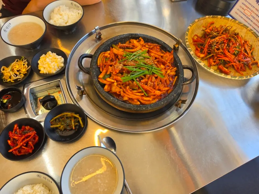 Hot-plate squid and squid vinegar salad served together on the table