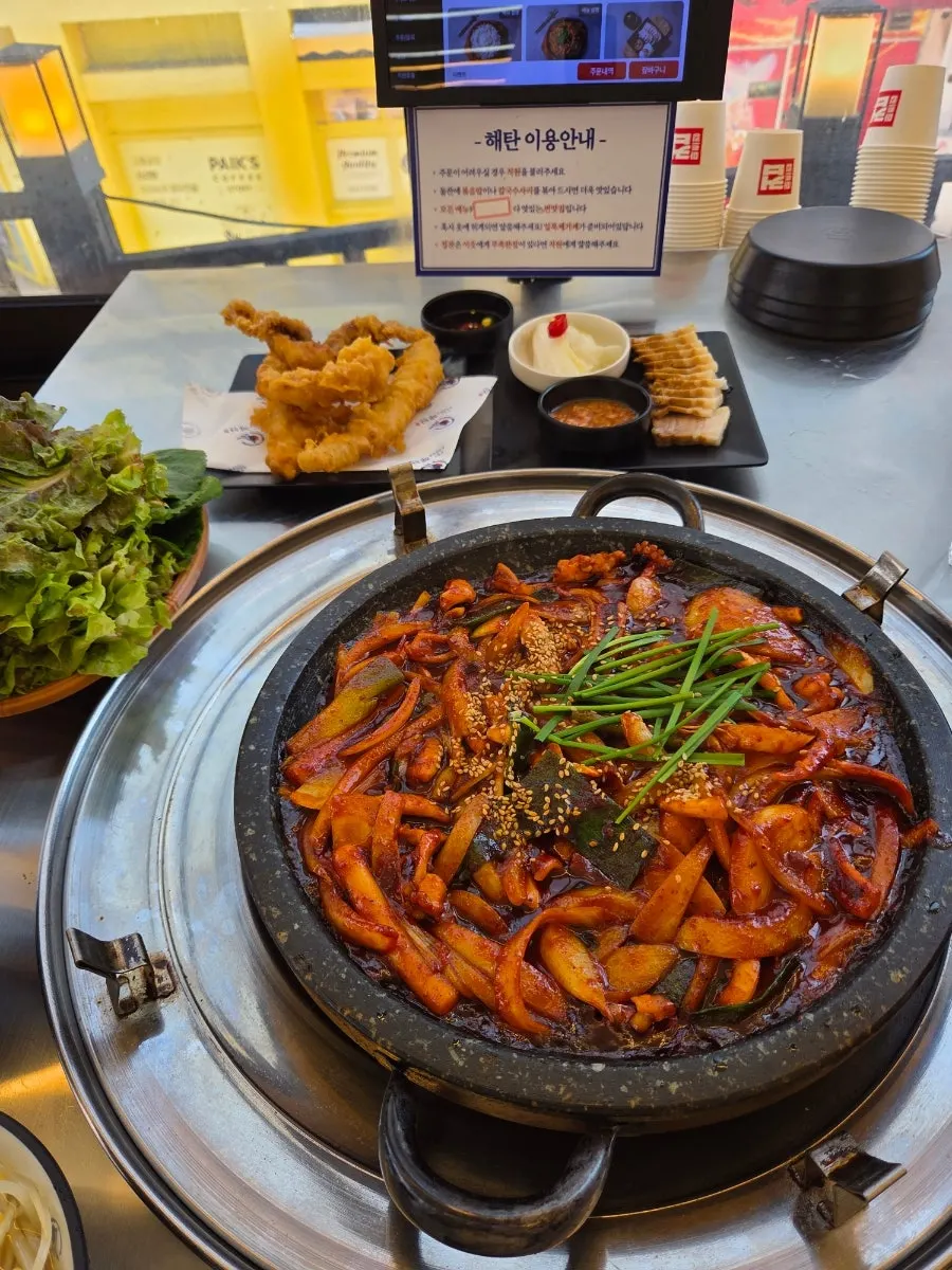 매콤한 양념의 돌판오징어볶음 클로즈업