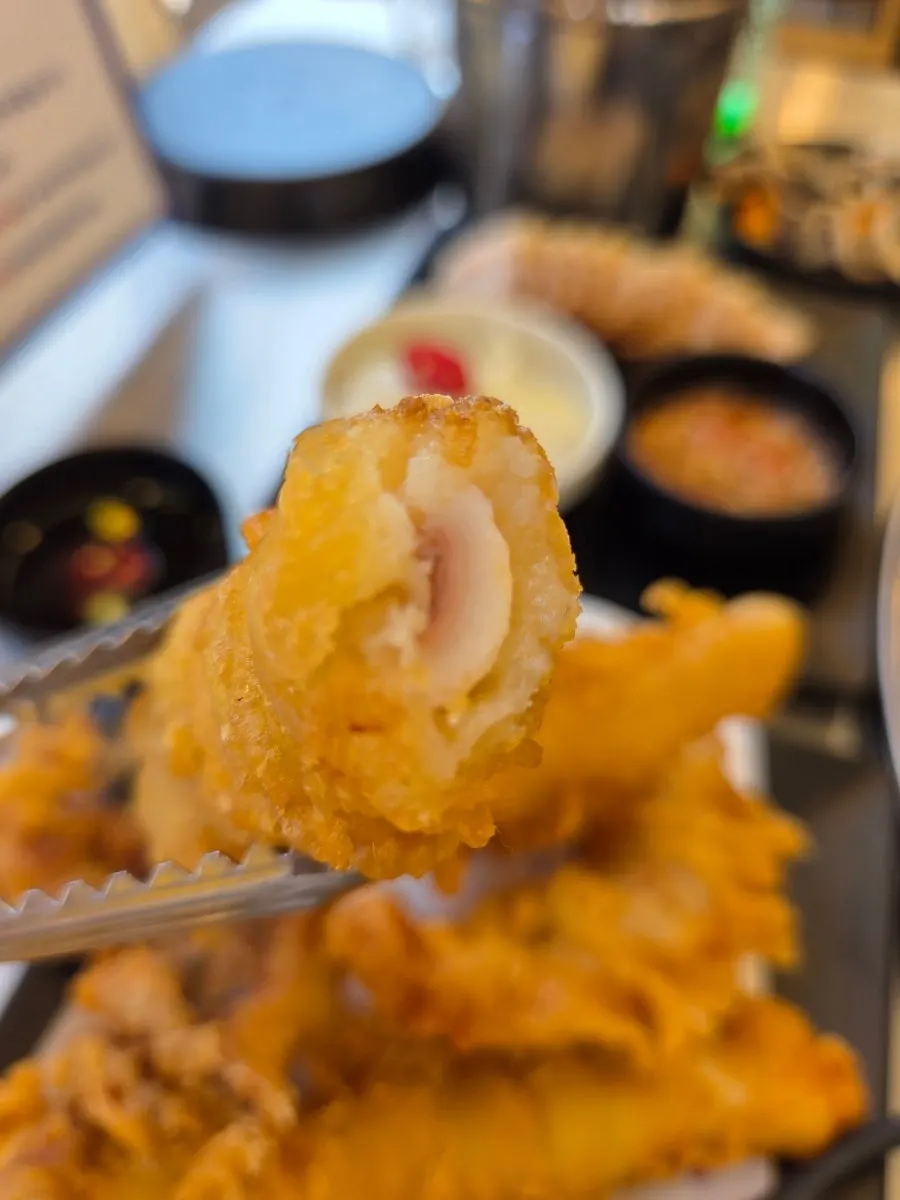 통통한 오징어가 들어간 오징어튀김 단면