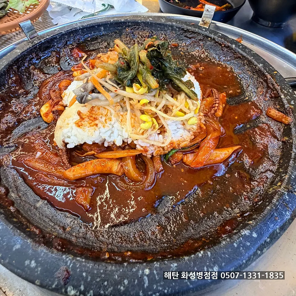 Making fried rice by adding rice to the leftover sauce