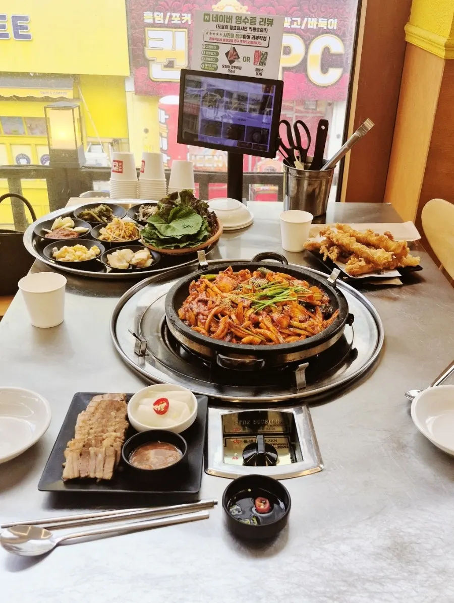 Table setting of stone-plate squid at Haetan Hwaseong Byeongjeom