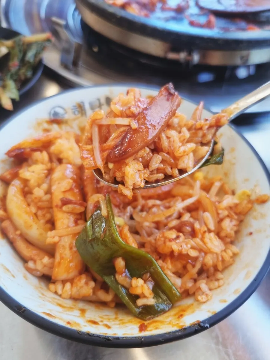 Rice topped with squid stir-fry and bean sprouts