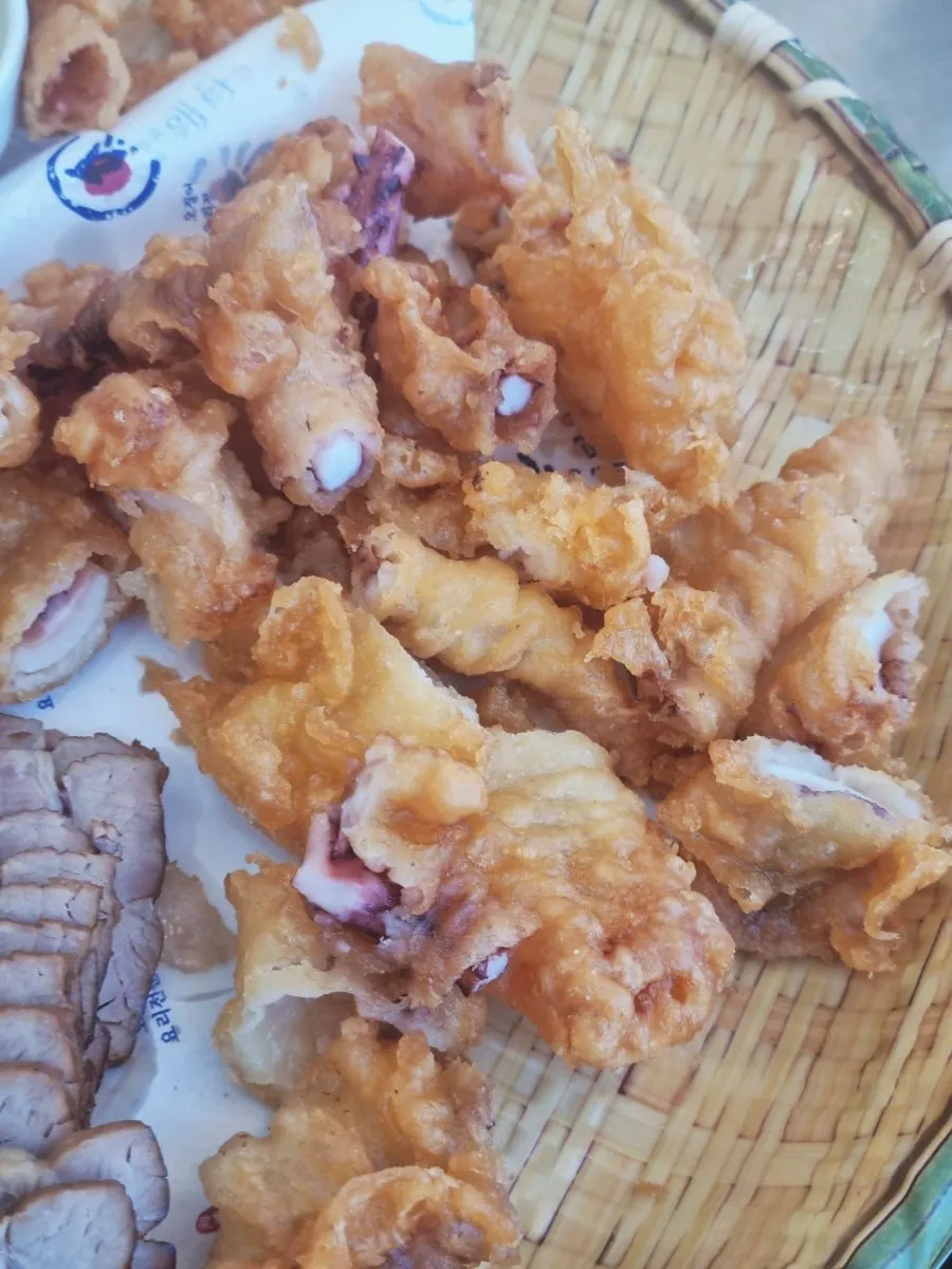 Squid fritter picked up with chopsticks
