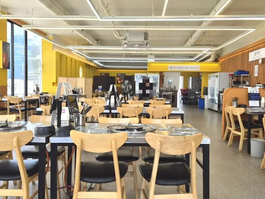 Spacious, clean dining hall seating at Haetan Hwaseong Byeongjeom