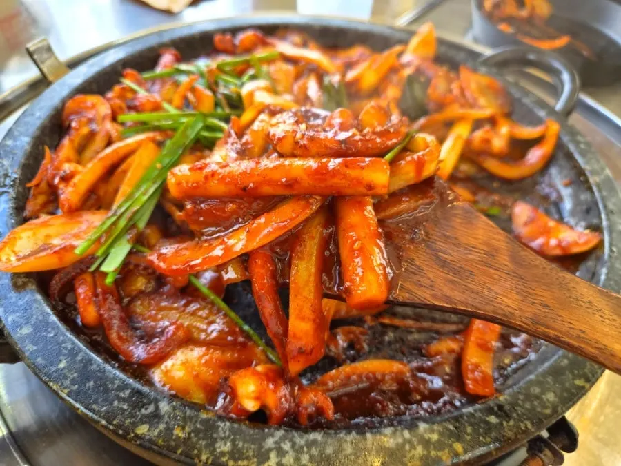 Spicy stir-fry with squid and rice cake pieces