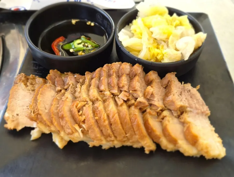 A plate of 1-person pork belly bossam lunch