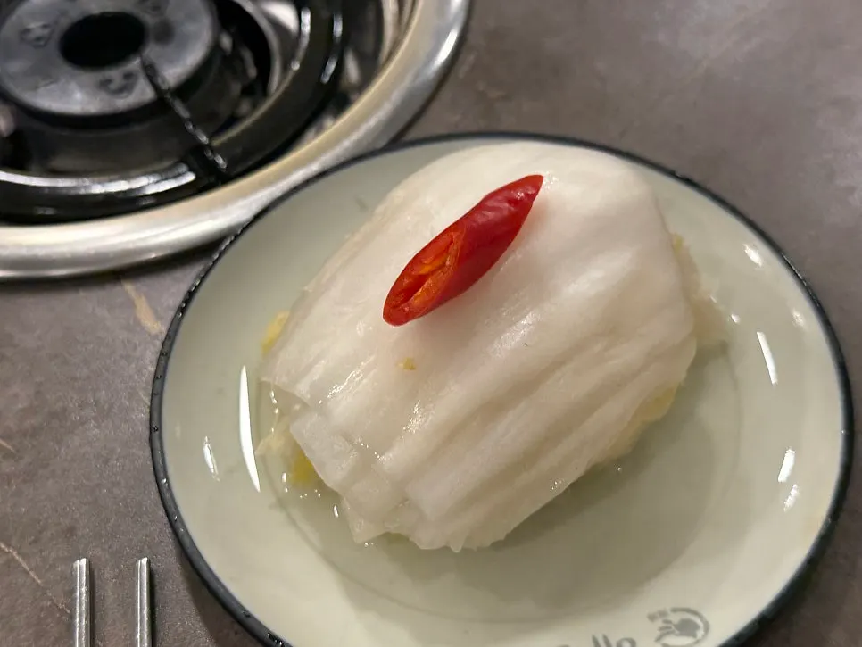 Mild baek-kimchi served for wrapping