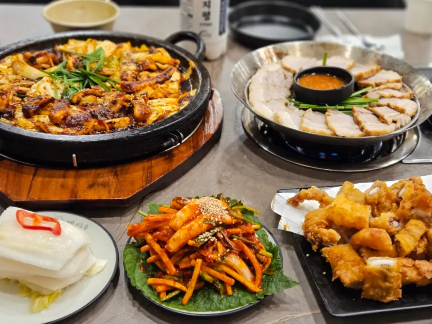 푸짐하게 차려진 해탄한상