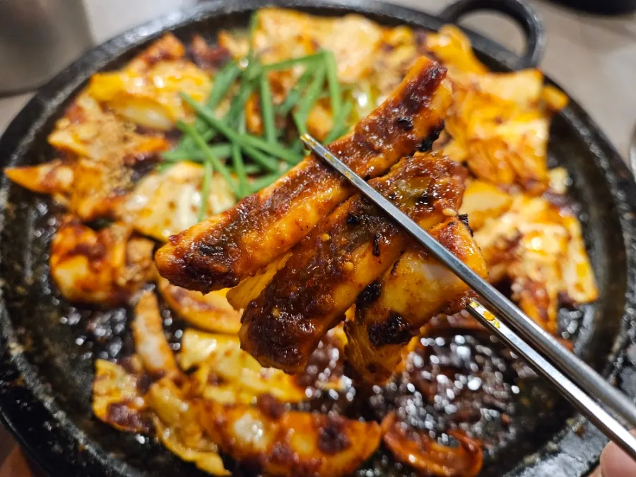 매콤달콤한 양념의 돌판오징어볶음 클로즈업