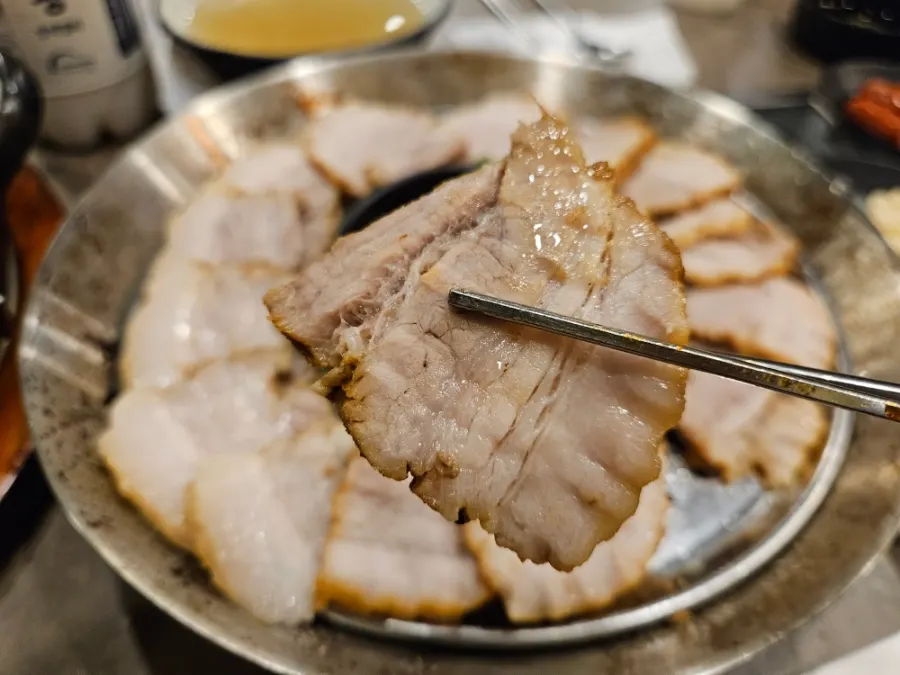 버너 위에서 데워지는 꽃삼겹수육
