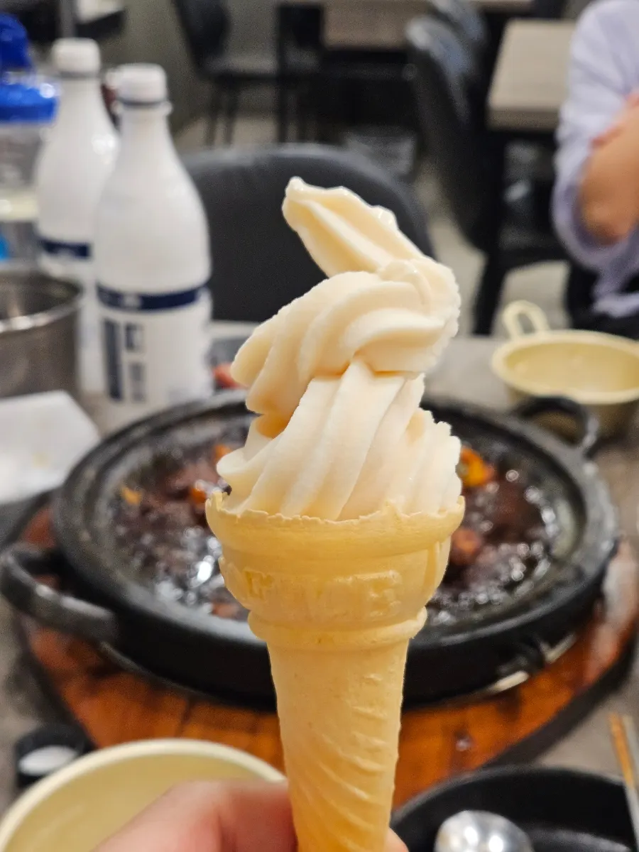후식으로 받은 소프트아이스크림