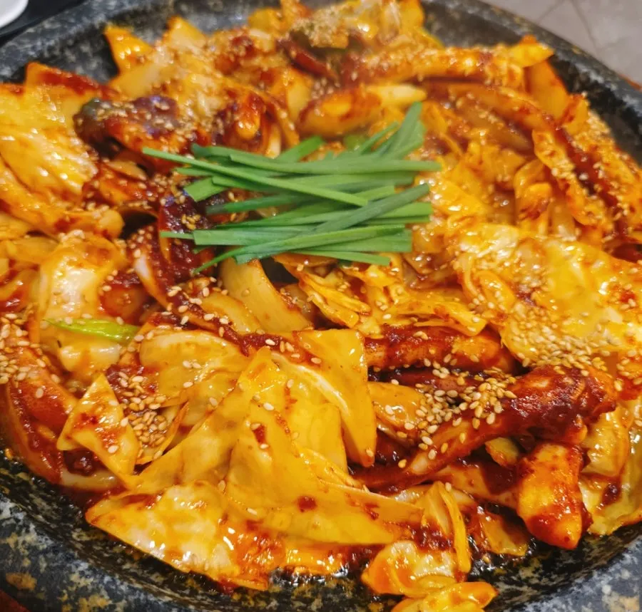 돌판에 끓고 있는 해탄 돌판오징어