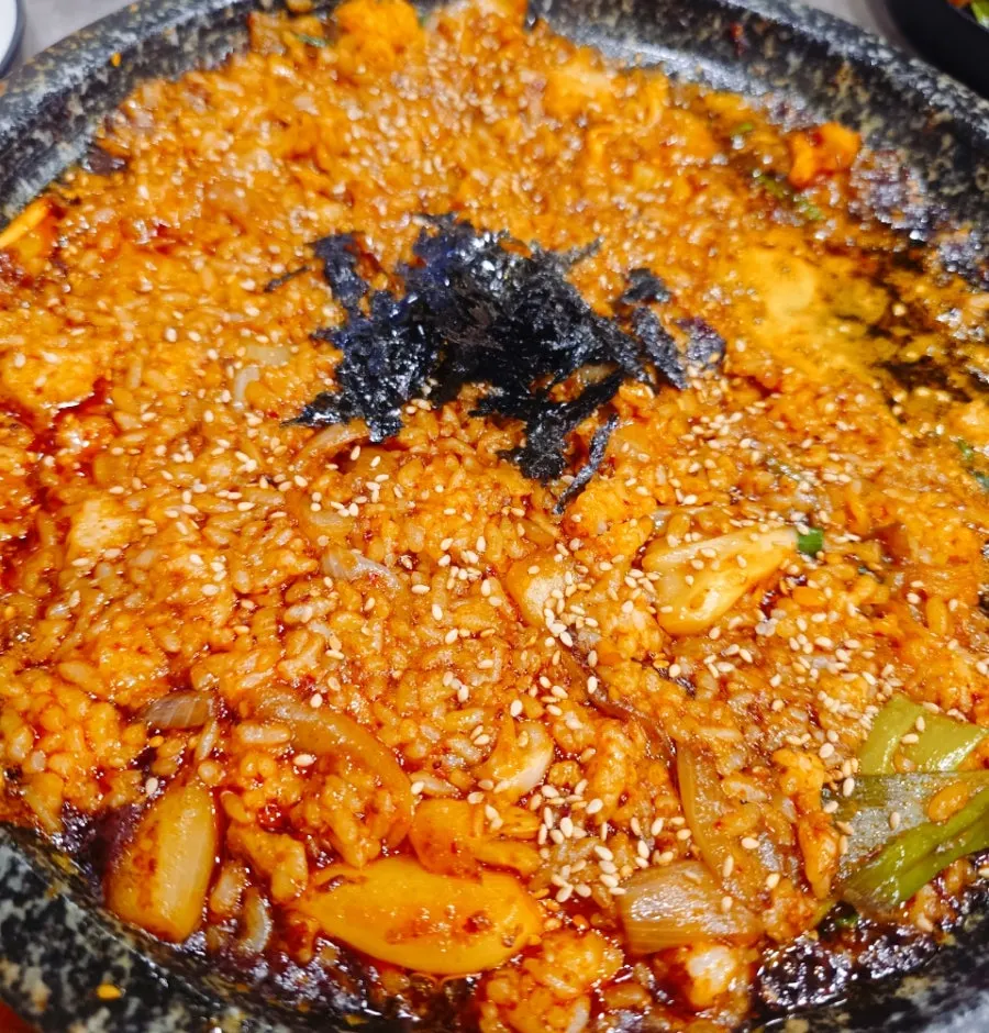남은 양념에 볶아낸 오징어 볶음밥